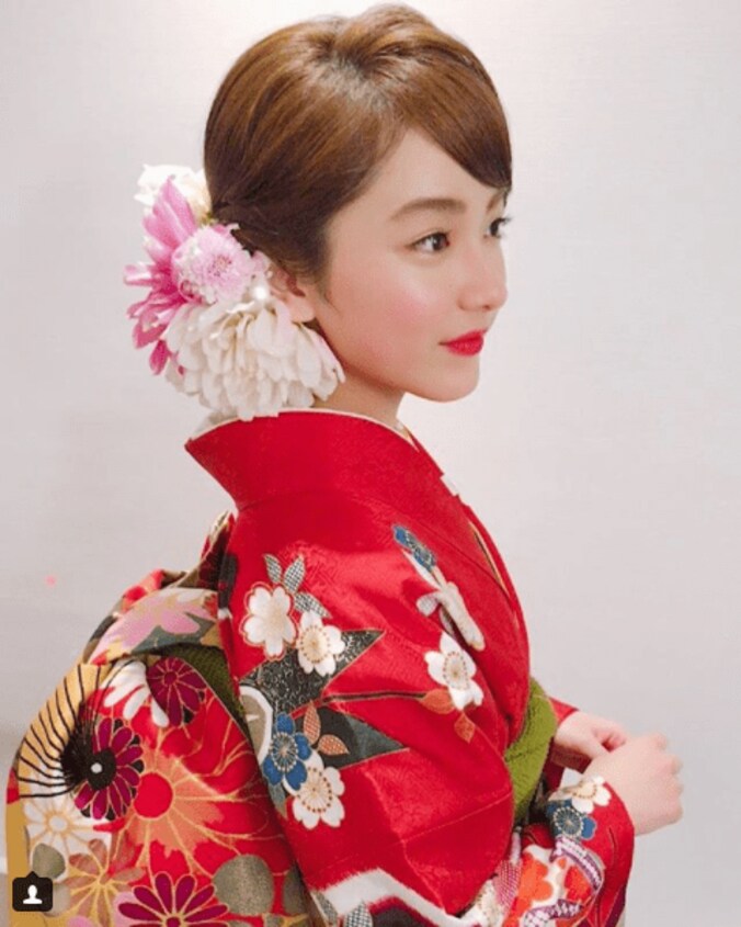 平祐奈、赤の艶やかな着物を着た横顔写真に絶賛の声「可愛すぎて見とれた」 1枚目