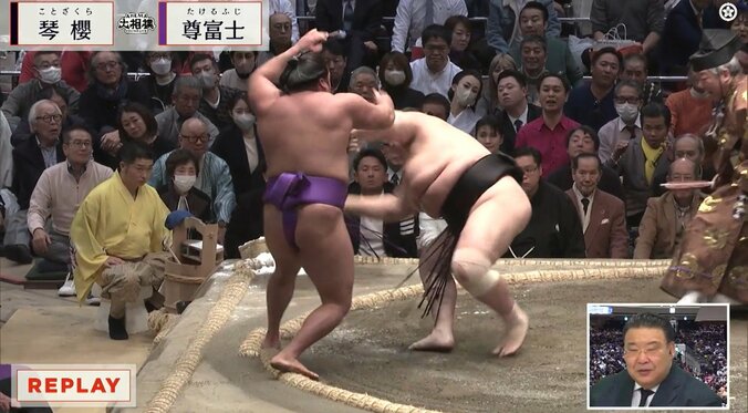 片手一本で吹っ飛んでいく琴櫻