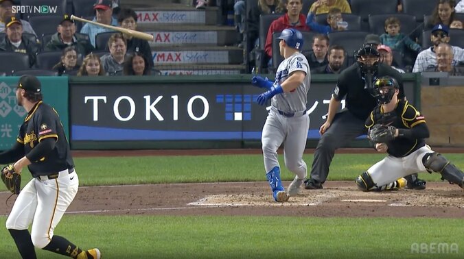 ド軍戦、バット吹っ飛ぶ“珍プレー”に「大谷もびっくり」 まさかの事態に“次打者”の大谷翔平も驚く 3枚目