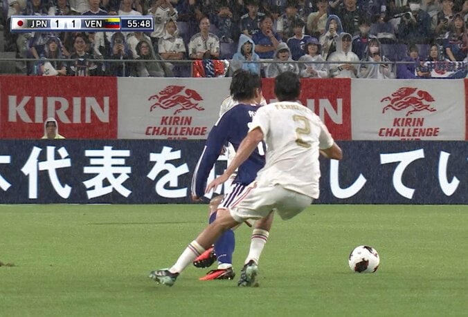 【日本代表】上田綺世の“神トラップ”に驚愕 鈴木彩艶が高速フィード→アウトサイドで完璧制御「うますぎやろ」「雨で難しいのに」 3枚目