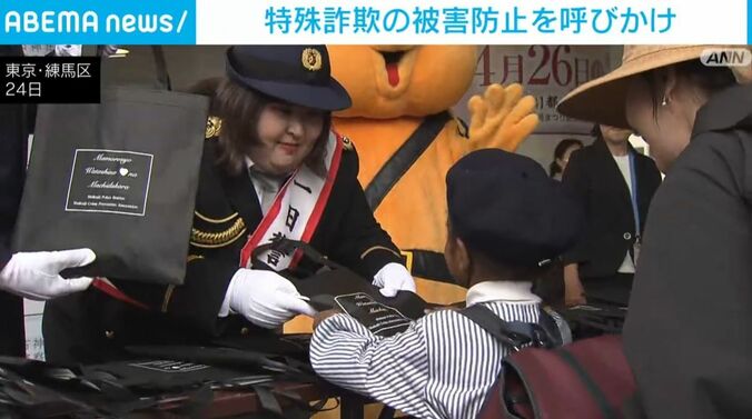 市民に声掛けをする「3時のヒロイン」かなでさん