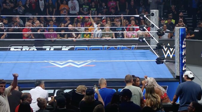 一時、止血のため手当を受ける場面も（画面右下）