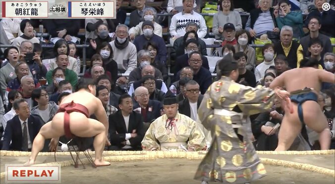 【写真・画像】力士も思わず「おっ！みたいな表情」驚く　微妙すぎる“同体取り直し”に「体が飛んでた」「かかと出てたよ」館内もどよめく　1枚目