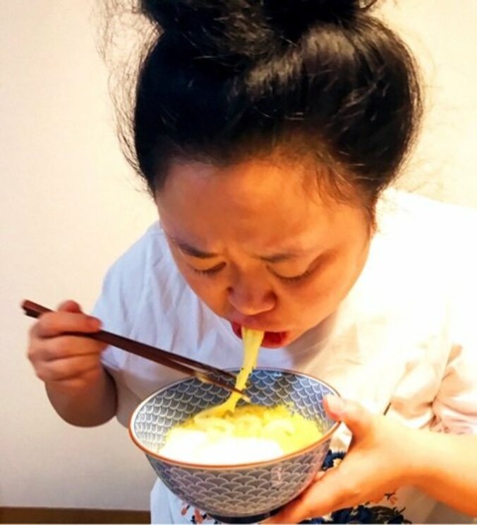 ニッチェ江上、夫が適当に作った黄色い料理を食べて「天才かっ」と大絶賛 1枚目