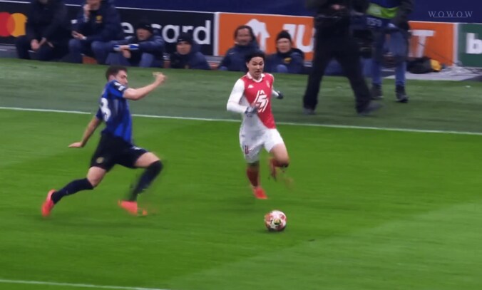 突破する南野拓実