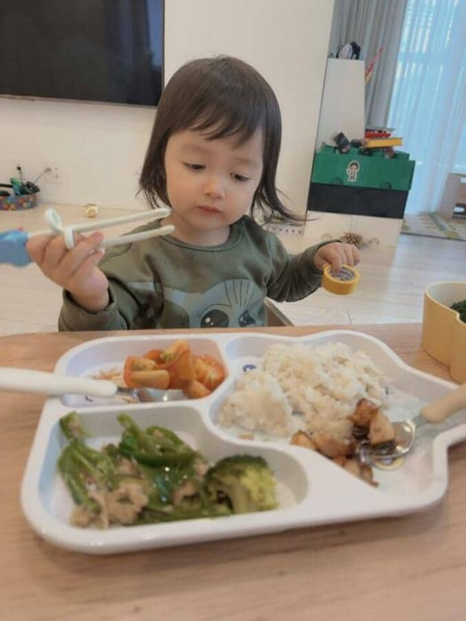  アレク、1回教えただけで箸で食べている娘「すごいなー」  1枚目