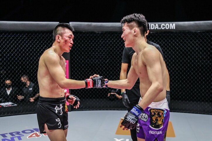 “倒れるまで”止めてもらえない…壮絶な打撃戦、鮮血に染まった顔に解説「見ていてしんどかった…」