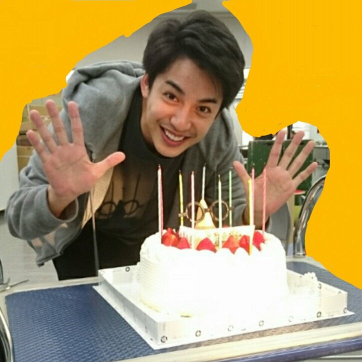 朝ドラ『わろてんか』キース役・大野拓朗の誕生日を丸メガネ付きのケーキでお祝い