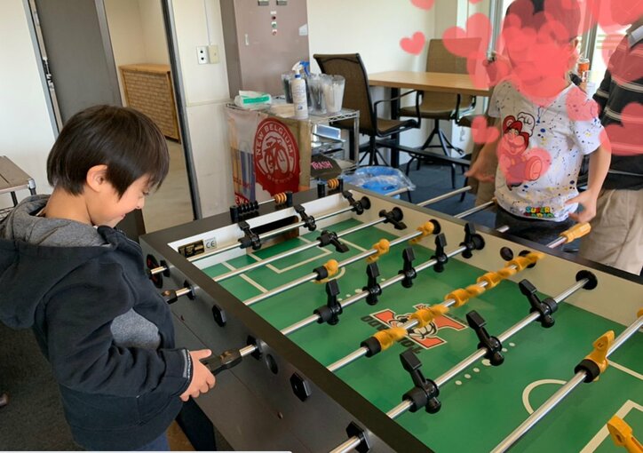 ケンジくんがお友達と遊ぶ様子