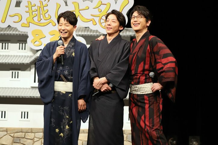 星野源&高橋一生&及川光博、“ホワイトアスパラガス”トリオ結成？肩寄せ合う姿にファン歓喜