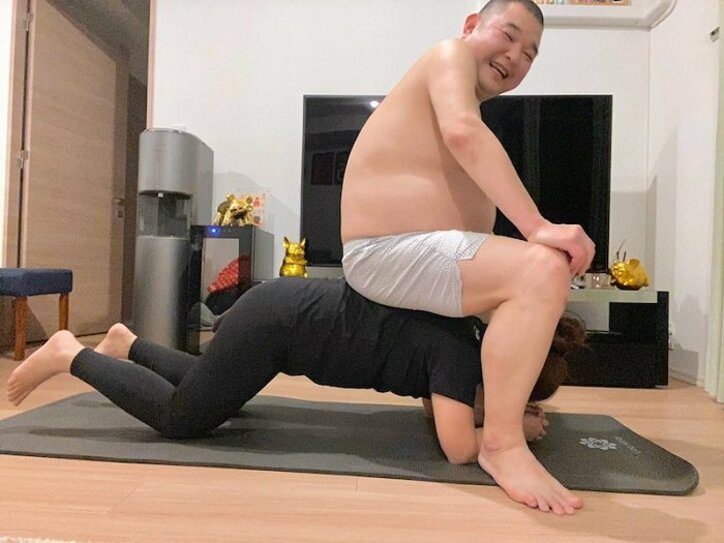 内山信二の妻、自身の背中に乗る夫の姿に「なぜか笑顔のおじじ」