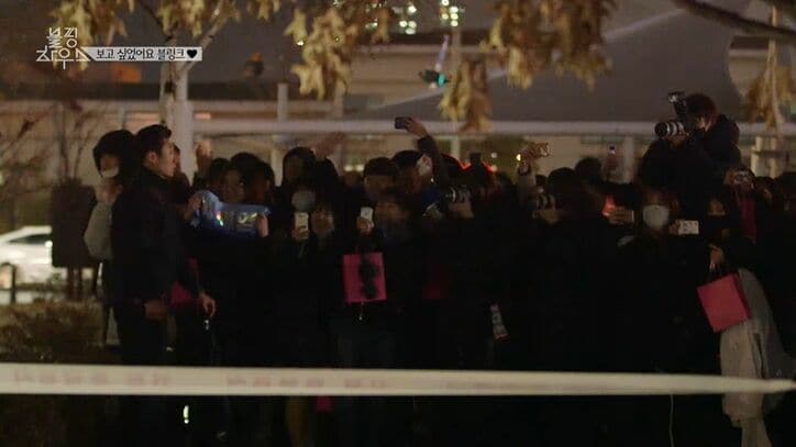 夜食にチキン！ BLACKPINKがパジャマ姿でモグモグ…4人同居で見えてきたメンバーたちのオフの姿