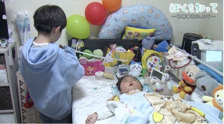 凰ちゃんの世話を手伝う長男の優くん