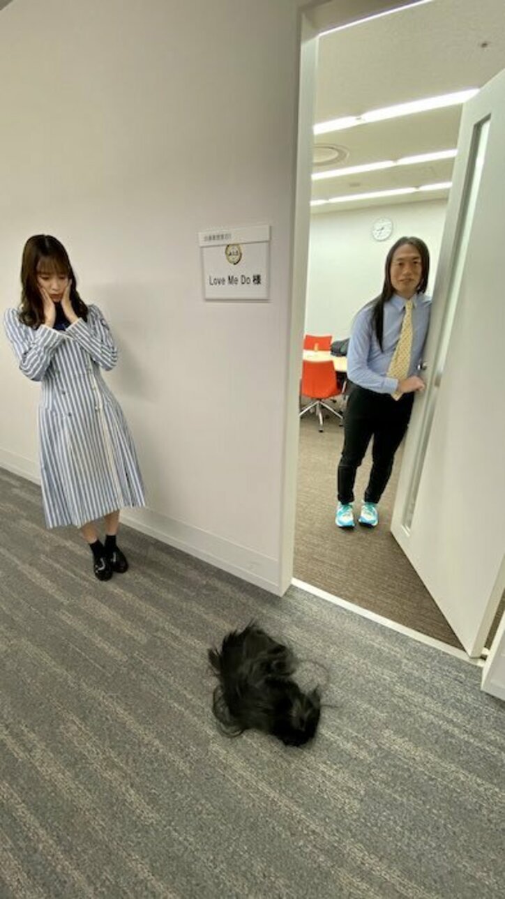 まさかの『ひなあい』ネタ再現…！ 日向坂46佐々木久美、Love Me Doの楽屋前に置かれたカツラを切なげに見つめる