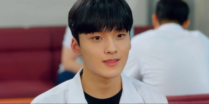 誹謗中傷に苦しむ18歳の国民的トップアイドルが異世界に…ナナ（woo!ah!）、ヒョンソク（CIX）ら出演のラブロマンス「君が落ちた世界」