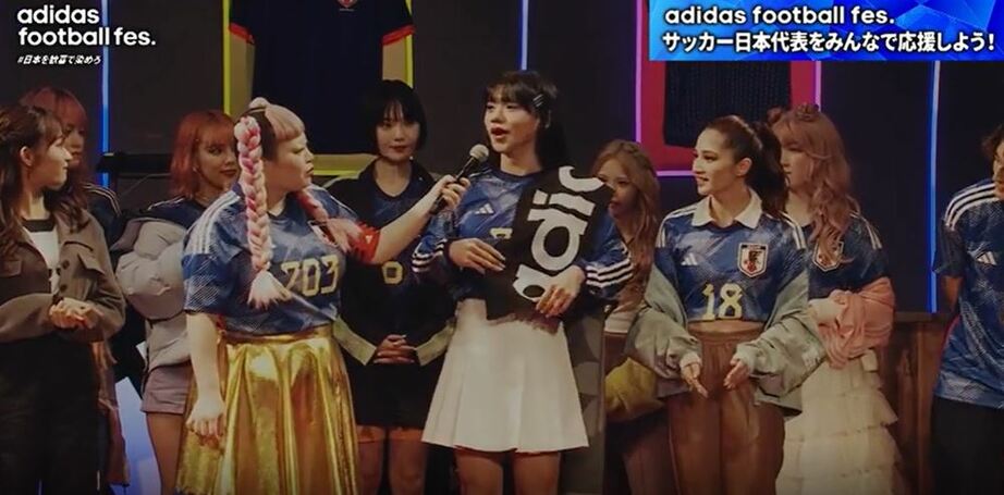 渡辺直美、サッカー日本代表のユニフォームのアレンジコーデを披露「みんなで勝利に向かって走って行こうよ!」