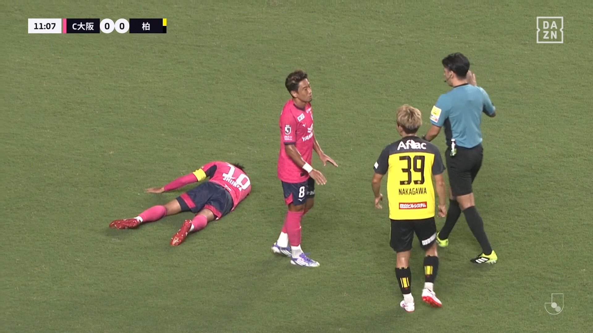 【映像】至近距離からのロングフィードが顔面直撃 