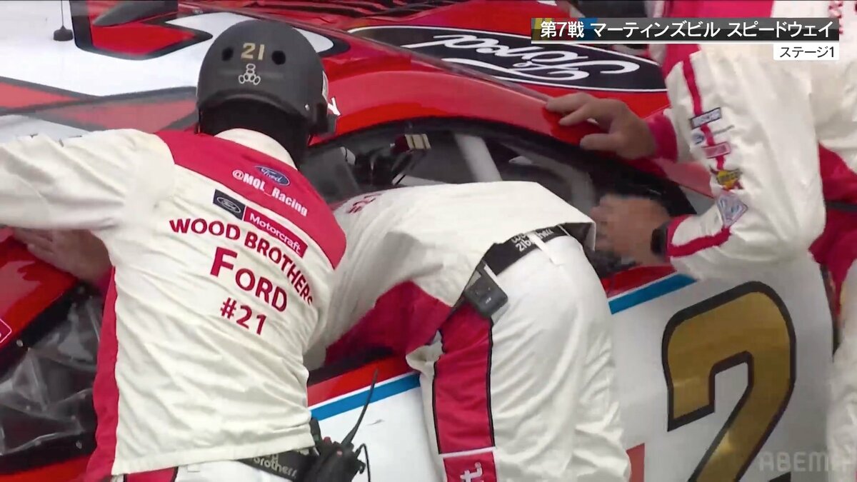 レース中のピットでハプニング！ クルーが