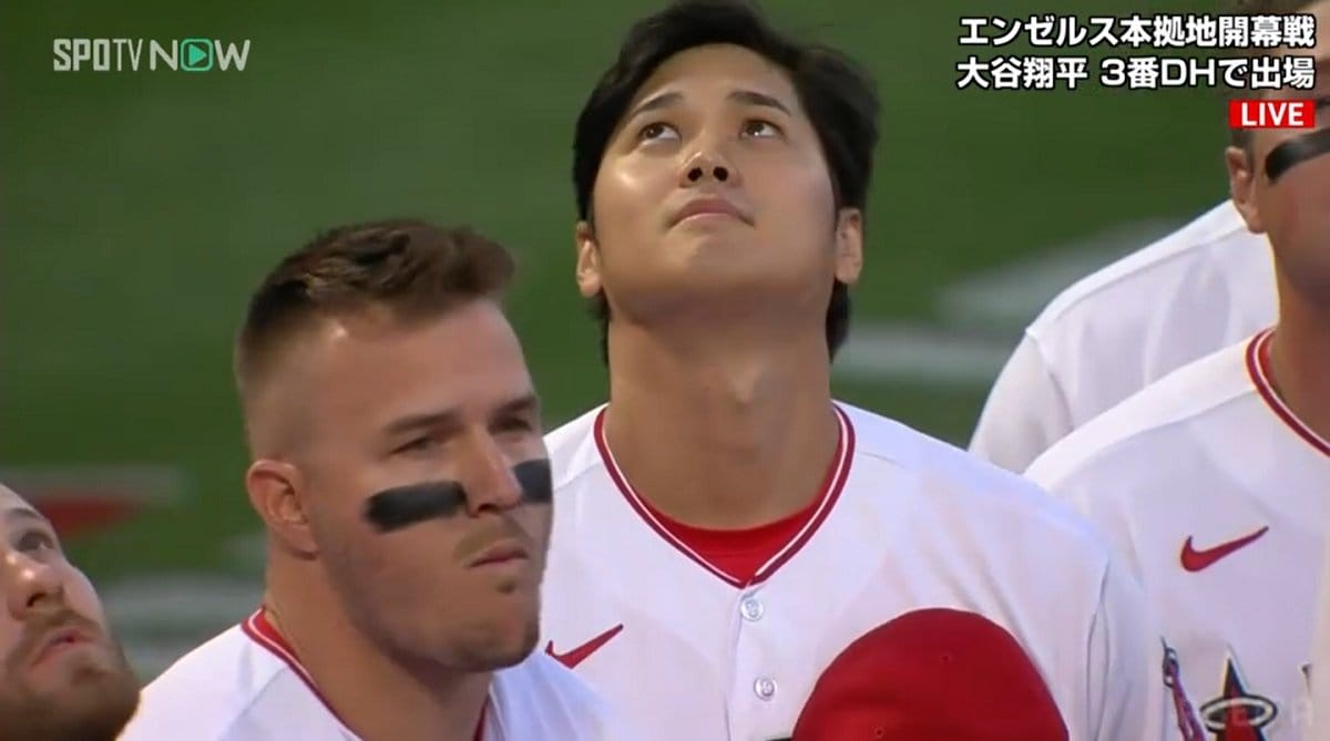 大谷翔平、トラウトと並んで「ワオ！」花火に戦闘機も登場の本拠地開幕