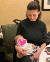 橋本マナミ、微笑ましい母子2ショットに「とっても幸せそう」「やさしいお母さんの顔」の声