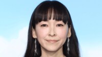 親子ショットが話題・麻生久美子(46)衝撃的な姿にネット騒然「パンチ効いてるな」「一瞬誰だか分からなかった」