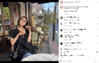井口綾子、カフェのテラス席でまったり  “彼女感”溢れる姿にファン悶絶「メガネ姿もいい」「この感じ好き」