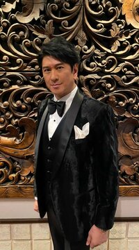 川崎麻世『ミス&ミセスコンテストの審査員でタキシード姿』