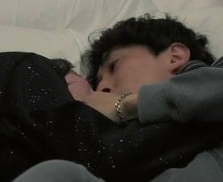 29歳グラドル、出会って2日目のイケメンと音漏れキス！ベッドで隠れて…「チュパチュパいってる！」