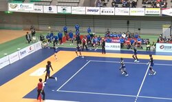 危ない！ 女子バレー、ボールガールを直撃から守ったベンチ選手 カメラが捉えた咄嗟の行動が紳士的