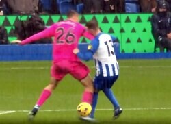 フラム殺し屋の“顔面エルボー”に「なぜレッドカードじゃないのか？」とブライトン・ファンが憤慨！「冗談のような茶番劇だ」