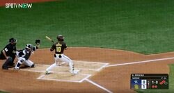 場内騒然！「怖すぎるだろ」「エグい音したな…」150キロ超えの剛速球が顔面直撃→審判が吹っ飛んだ瞬間　試合開始直後の悲劇に球場全体が静まり返る