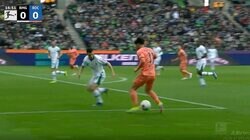 「ヒザ破壊！」「速すぎるだろ…」浅野拓磨が高速ステップ→一瞬の隙を突いてブチ抜くドリブル突破　エグすぎるドリブルテクニックを炸裂した瞬間