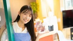 “令和の美脚クイーン”波崎天結、保育士としての一面を覗き見 ヤンマガWeb「働くお姉さん」カット公開