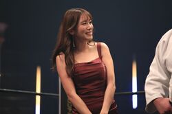 「色っぽい姿で…」元NHK・中川アナ、リングサイドで美脚露わな“艶やかポーズ” 「モテ仕草エグい」ファン悶絶