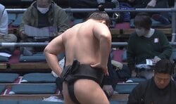 白星直後、力士に異変 激痛に耐え深々と一礼 土俵下での振る舞いに「深いお辞儀、痛そう」「心配だ」