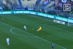 えっ、軽く蹴ったよね…？ 鈴木彩艶の“ワンステップで70m級フィード”が衝撃的！「なんでそんなに飛ぶのw」「楽々だなー」ファン騒然