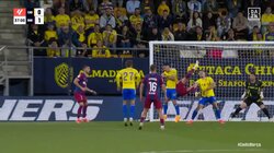 「嘘だろ」「これはヤバい」漫画すぎるオーバーヘッドシュートが世界で称賛！全員なすすべなく見送った奇跡の超絶ゴラッソにスタジアムも大熱狂の瞬間