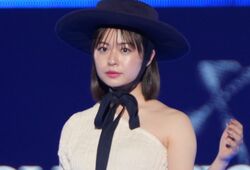 莉子、美肩あらわなレトロな大胆衣装に「きれい」「似合う！」絶賛の声