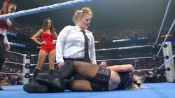 「やりすぎだろ」100キロ超“かわいい怪獣”が大暴れ…小柄美女レスラーを“ハグ攻撃→全体重プレス”でリングに沈める「毎回これ」