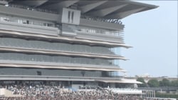 「髪切ってる！」Aぇ! groupの佐野晶哉が競馬場に再び降臨！ 全力で手を振る＆“深すぎる”お辞儀で観客にさわやか対応