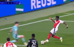 そっ、そこ通すか！？ アーセナルFWの“股抜きアウトサイドパス”絶品アシストが話題！「うますぎる」「えぐい」「すごい落ち着き」解説者やUEFA公式も激賞