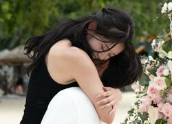 三吉彩花似の美人女子大生、いちゃいちゃキスで愛をアピール「私も大好き」