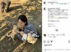 川口葵、犬と戯れる散歩中のキュートな姿を披露 「癒しをありがとう」「足キレイ」の声