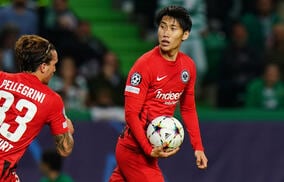 とんでもないハートの強さ！ レーザーポインターの妨害も鎌田大地の前では無力化…PKを蹴る前にニヤりと笑う姿が大きな話題