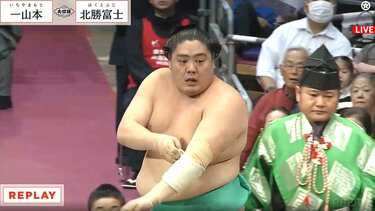 やべっ…！ 土俵下で何が起きた？ “あわや”の展開に勝った力士が… 敗れ
