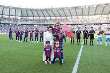 平愛梨、夫・長友佑都がJリーグ通算100試合出場を達成し家族ショットを