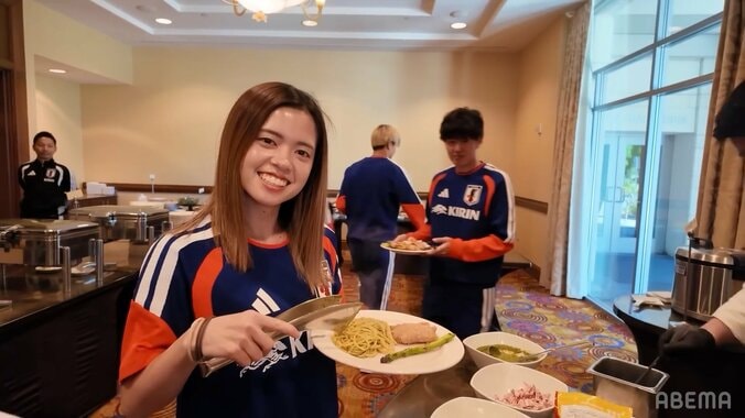 「世界一可愛い作り笑い」長谷川唯の“無言ニコニコ”が大反響！シュールすぎる昼食オフショット「静止画じゃないぞ（笑）」 5枚目