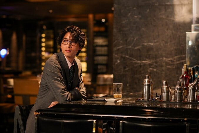 【写真・画像】夫の抗がん剤治療初日にバーで密会キス!? 不倫を楽しむ美人妻に思わぬ目撃者が…『余命3ヶ月のサレ夫』第1話　2枚目