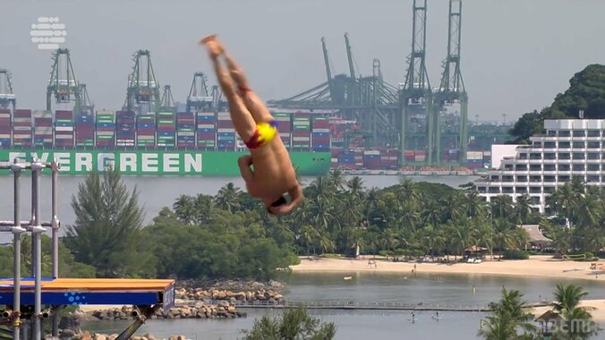 【映像】上空27mで華麗な3回転捻り