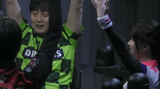 謎行動！仲良く両手をぶらぶらさせる選手たち